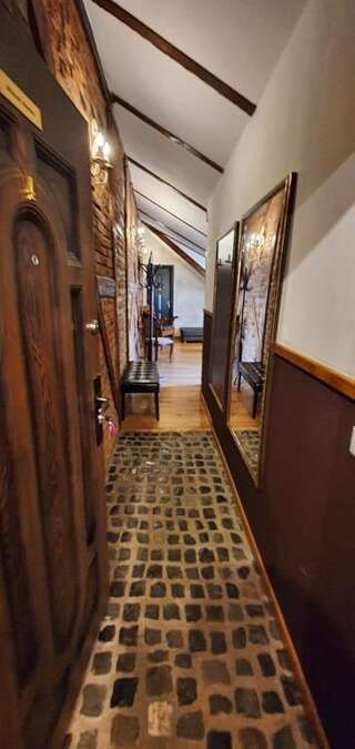 Гостевой дом Casa Crown Брашов Улучшенный номер с балконом и видом на горы-1